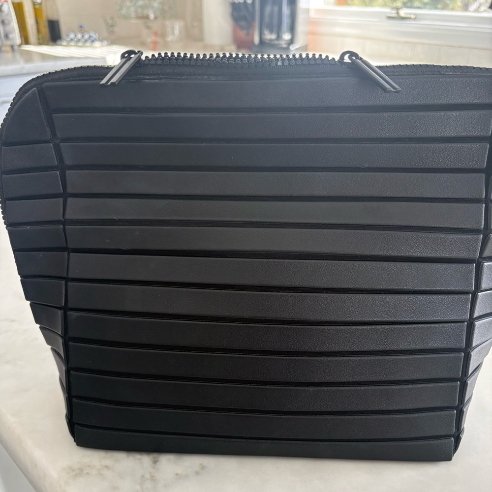 Large Parallelle Toiletry Case